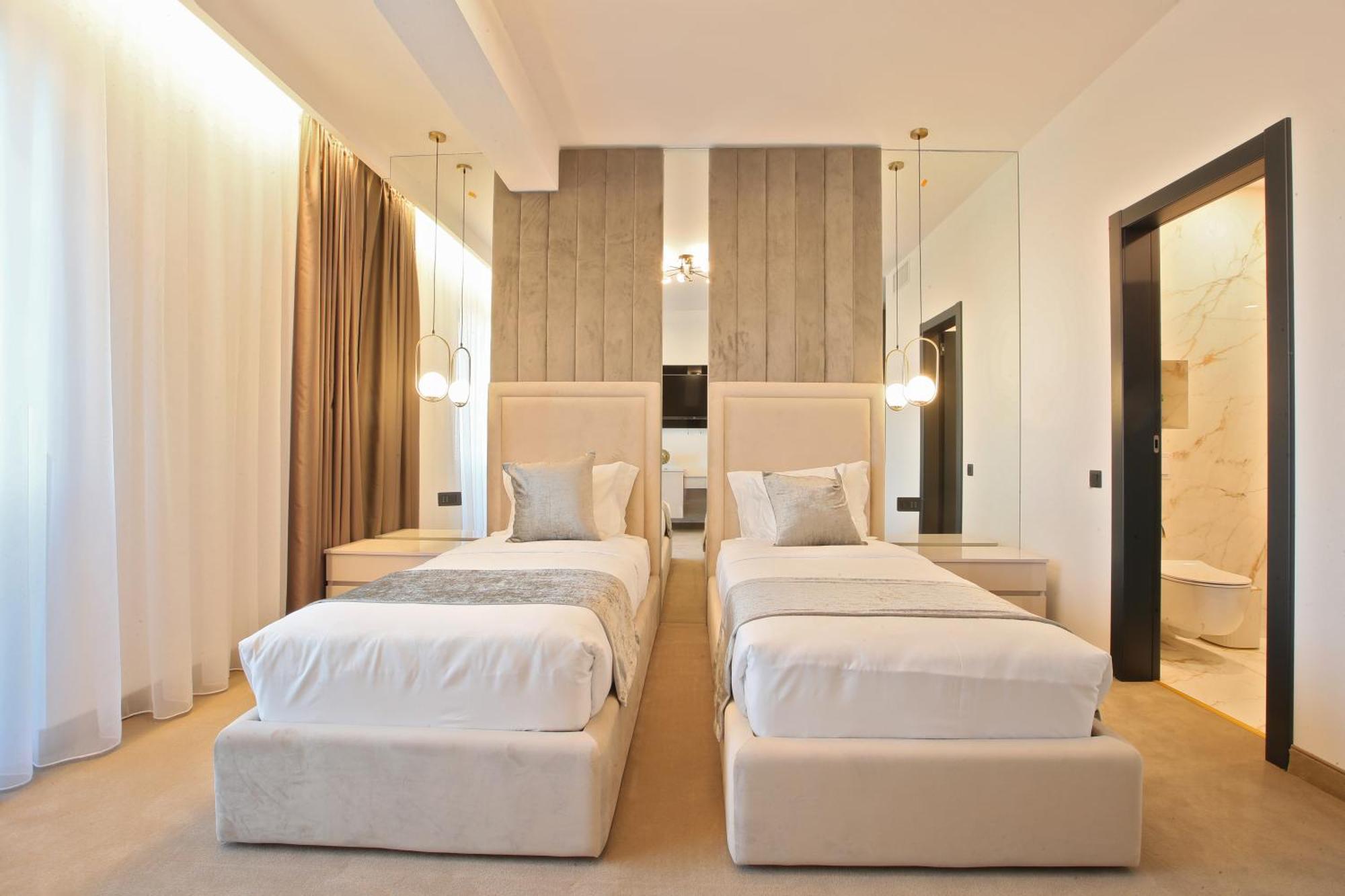 Hotel Artemis Орадя Экстерьер фото